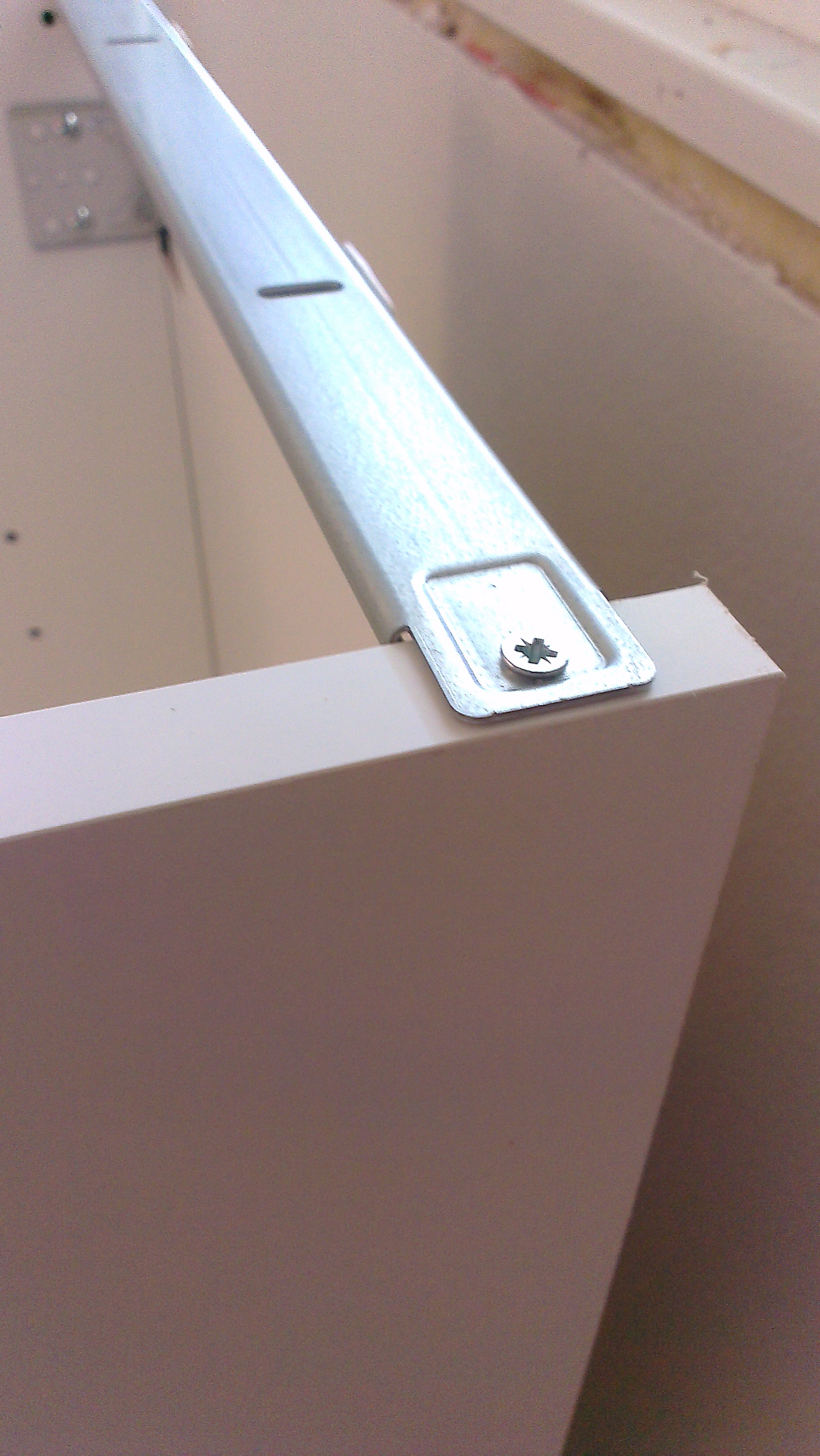 IKEA benkeskap - metallist for høy. - 2014-09-01 16.00.03.jpg - fenilsen