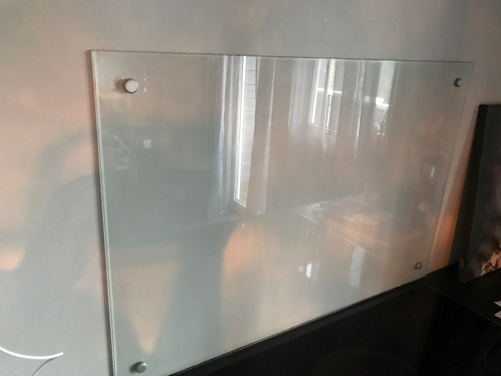 Feste glassplate til tapet over vask - 19D8325D-33A2-46DE-AACD-7581FC4722B2.jpeg - V90