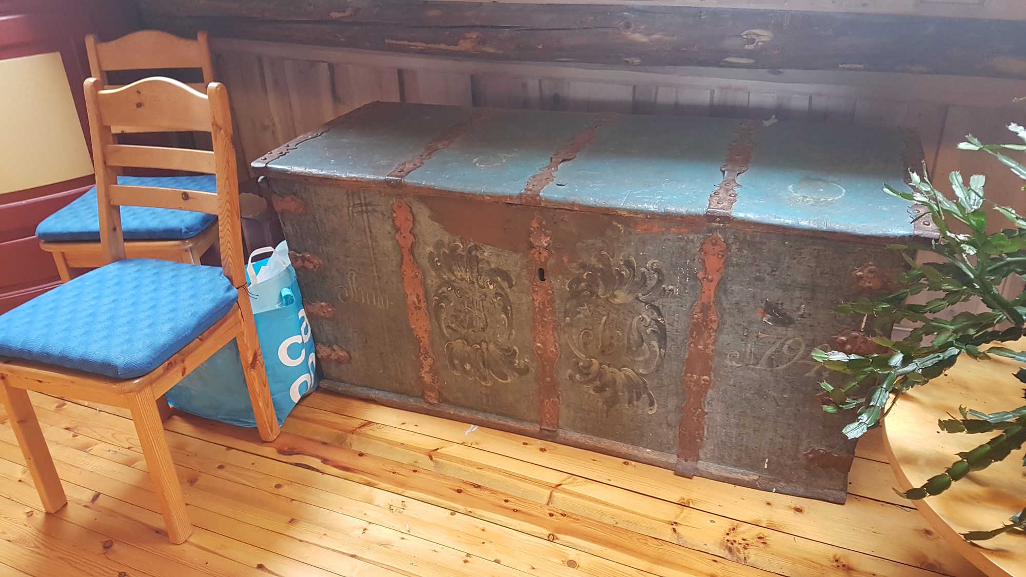 Stor kiste fra 1794-Rosemalt- Vedlikehold-Restaurering - 20190309_115811.jpg - ?Mar?