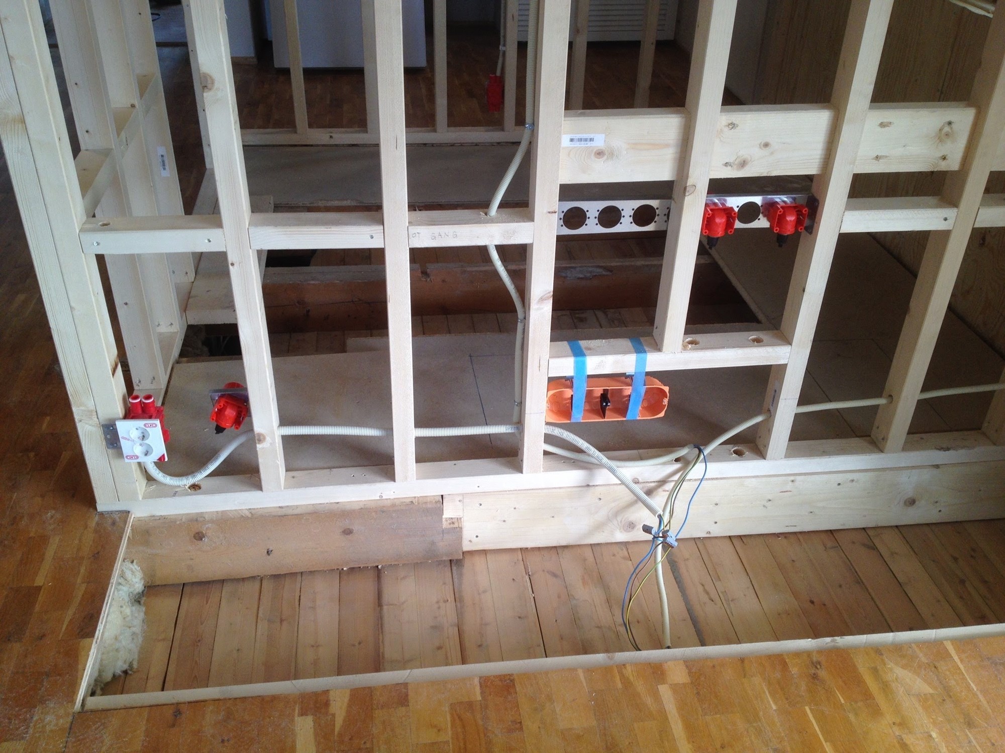 Løsninger bak tv (6stikk+nettverk+coax) - IMG_4856.JPG - innafør