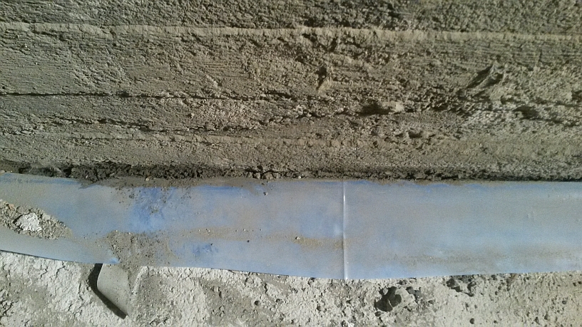 Støpt gulv - fukt i overgang til vegg - 2014-07-17 15.52.07.jpg - minolta