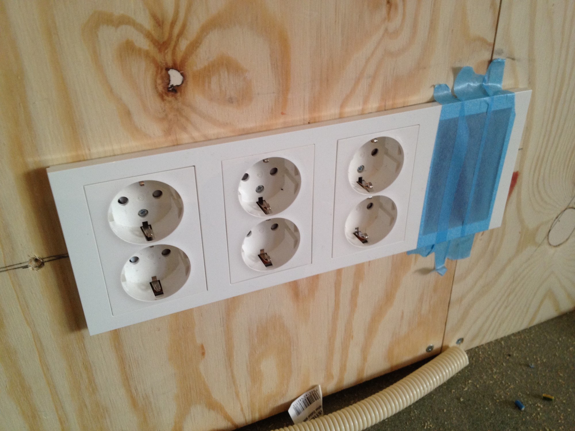Løsninger bak tv (6stikk+nettverk+coax) - IMG_4761.JPG - innafør
