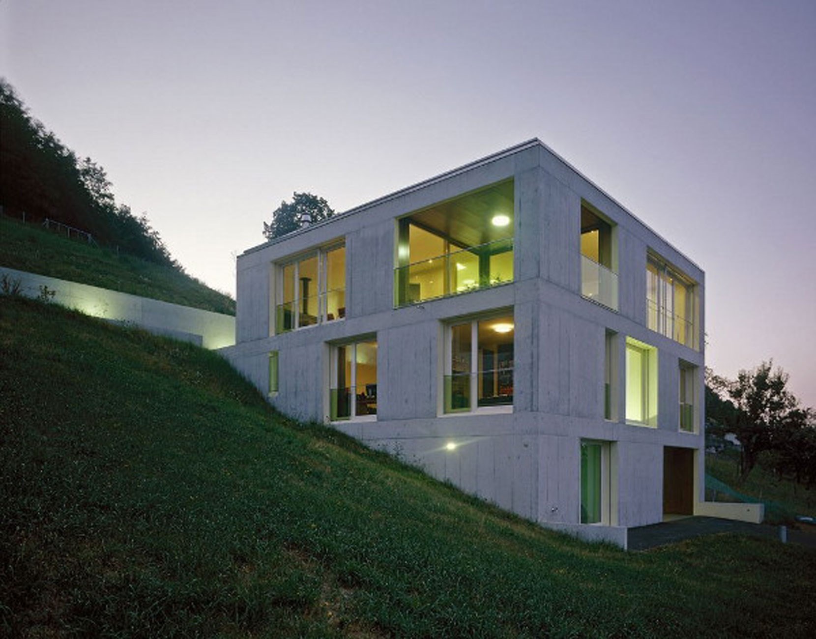 Yttervegg i betong  - modern-white-concrete-home-house-design-that-has-warm-lighting-can-add-the-beauty-inside-the-modern-house-design-ideas-with-white-exterior-wall-inside-house-new-concrete-home-design.jpg - Fixno1