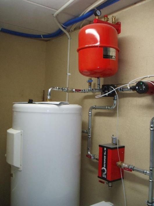 Høyt vanntrykk, reduksjonsventil, varmtvannstank og vannbåren varme - P5210062.jpg - Rolf