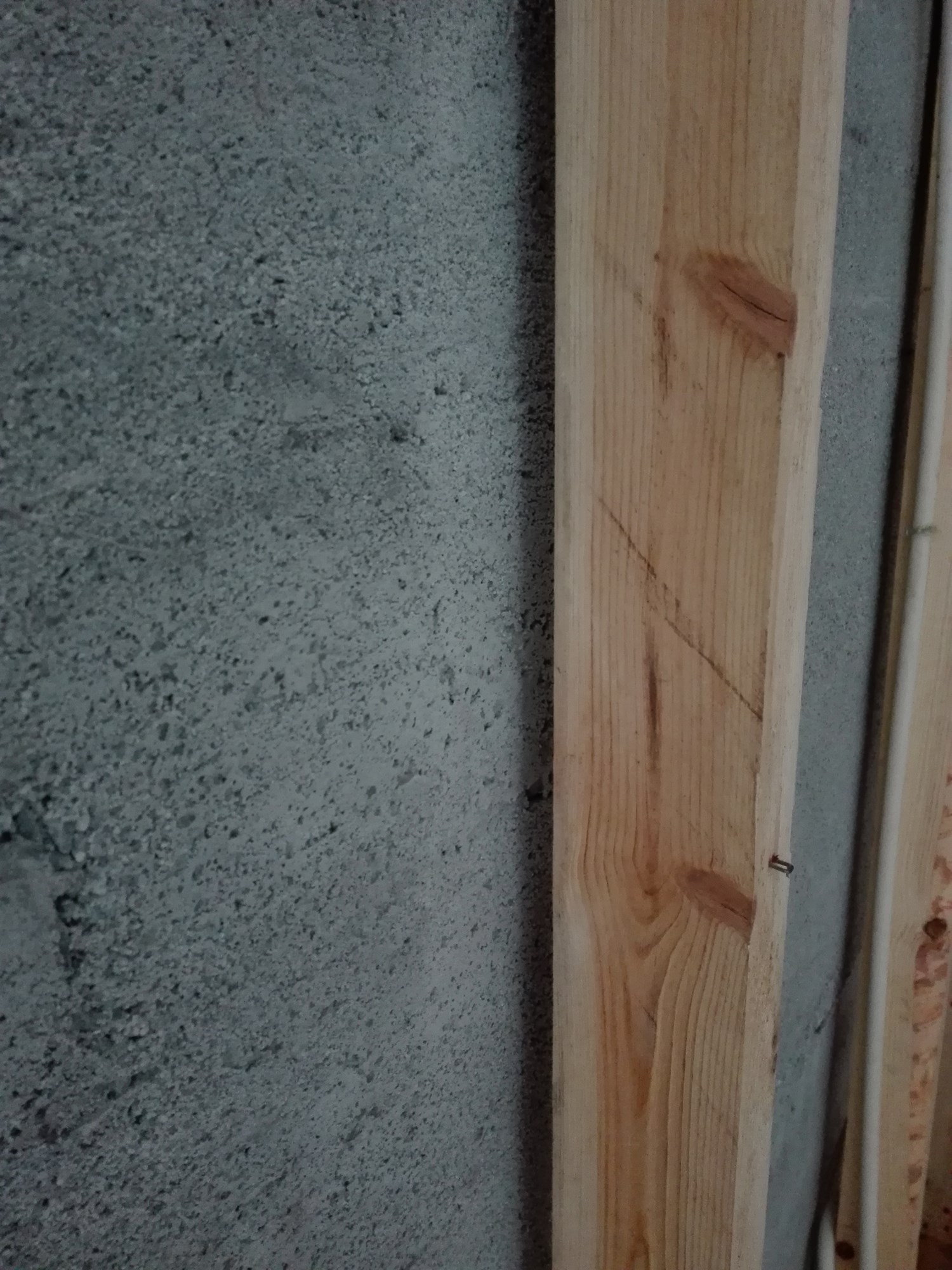 Fukt i kjeller - 2 cm fra betongvegg.jpg - kvp