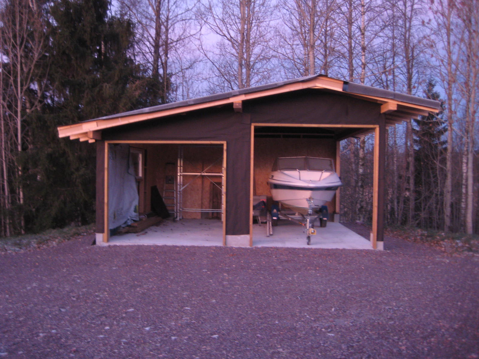 Bidda: "hjemmelaget" garasje på hytta - 35 båt på plass.JPG - Bidda