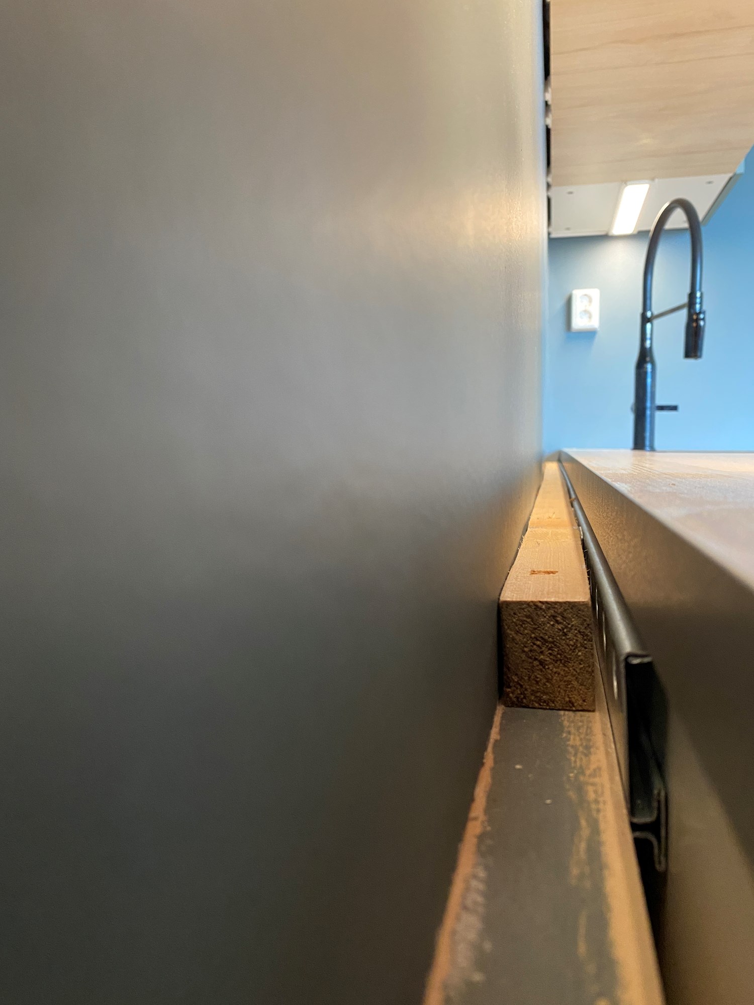 Tette mellomrom mellom benkeplate og vegg på kjøkken - IMG_3244.JPG - Halvliter