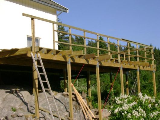 Bygge terrasse - skjøting av bjelker - Terrasse stive opp.jpg - bjørn