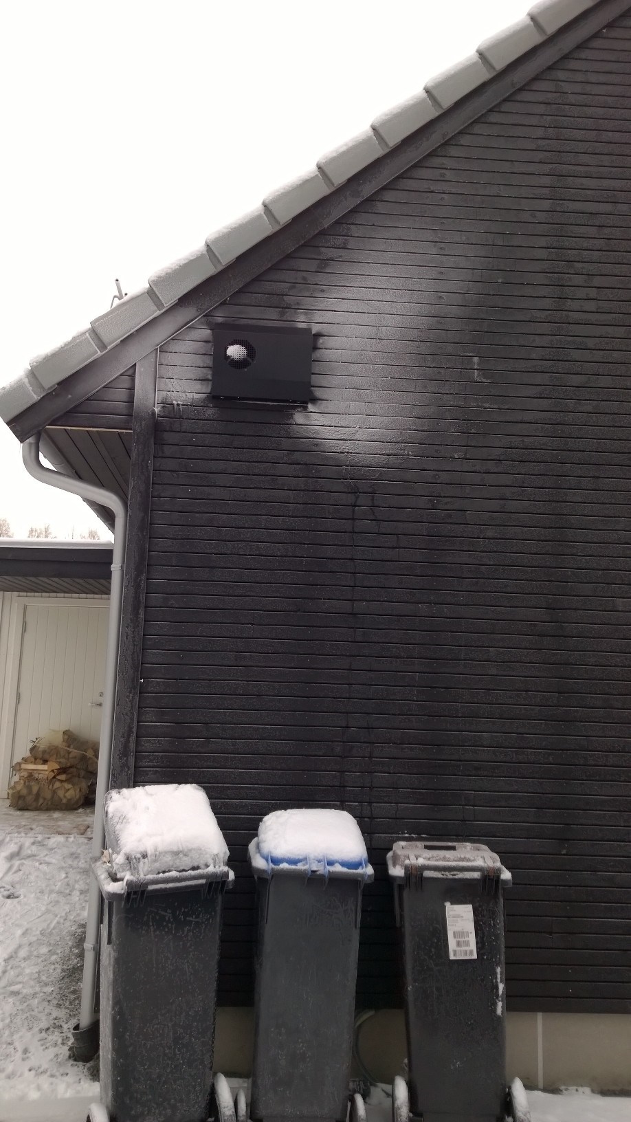 Villavent iser på utsiden av huset -  - MadsD1988