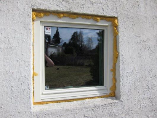 Tetning/fuging av nyinnsatte vinduer og dør - IMG_0778.jpg - Tja