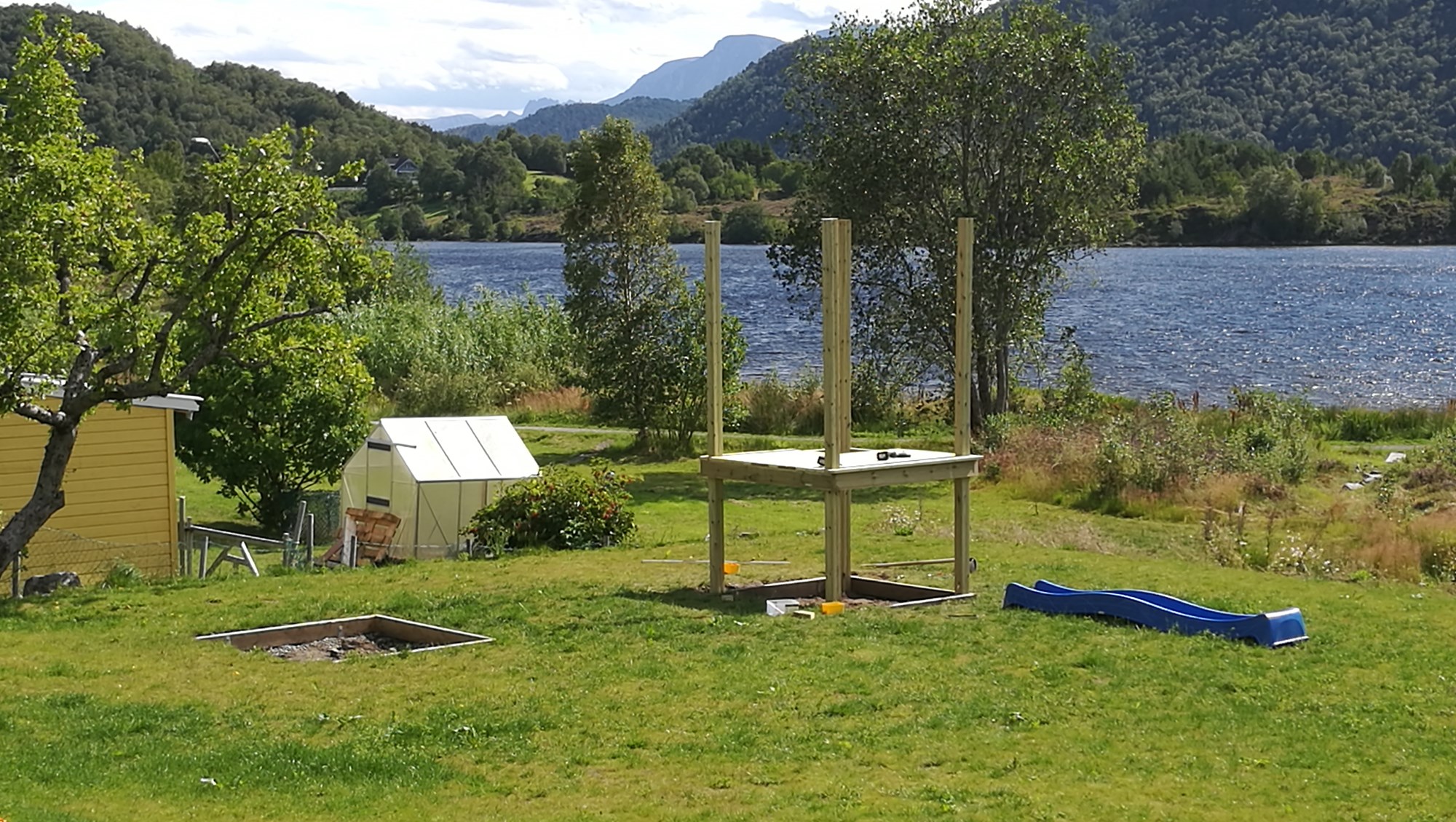 Bygge leikeborg i hagen -  - Tandstad