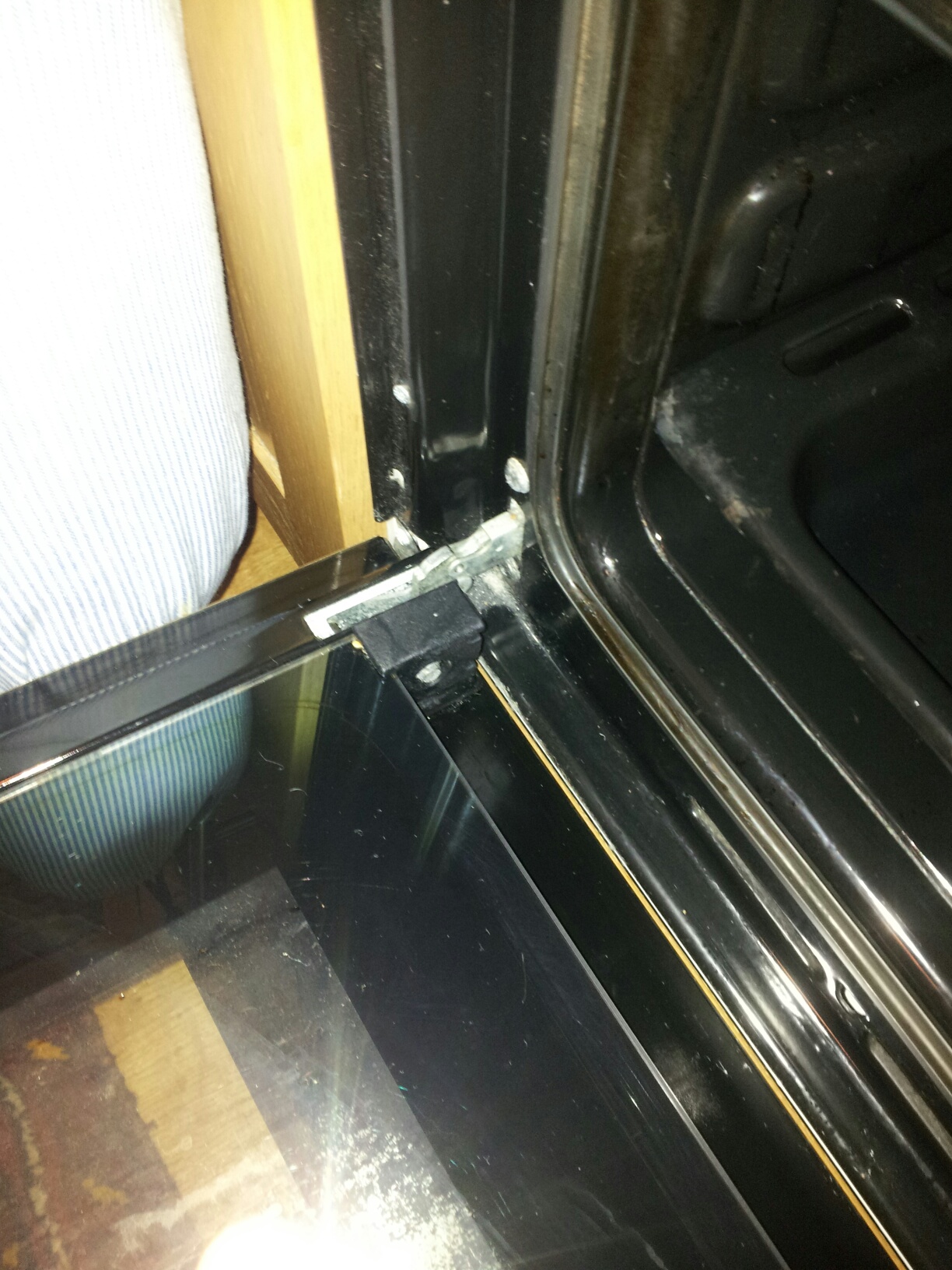 Hvordan demontere glassdøra på IKEA Whirpool stekovnsdør? - #520130622_105149_resized.jpg - larsemannen