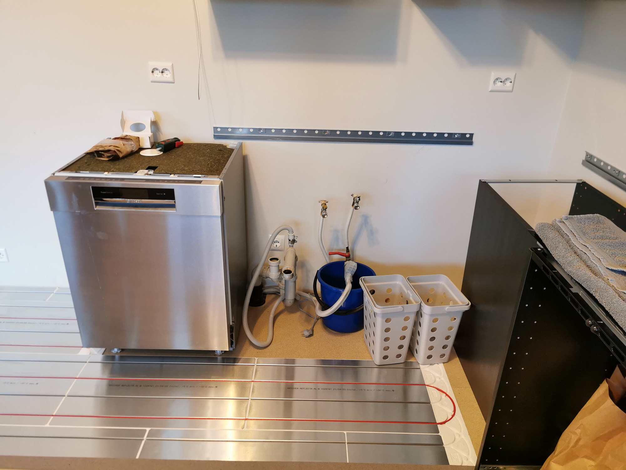 Oppvaskemaskin ikke innbygget, stående i ende under benkeplate - 2020-07-28 18.51.45.jpg - Hanzo