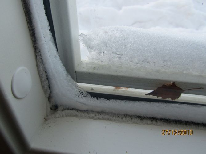 Kraftig kondens 2 år gammelt hus - hva er galt - frost_vindu.jpg - Birkeland