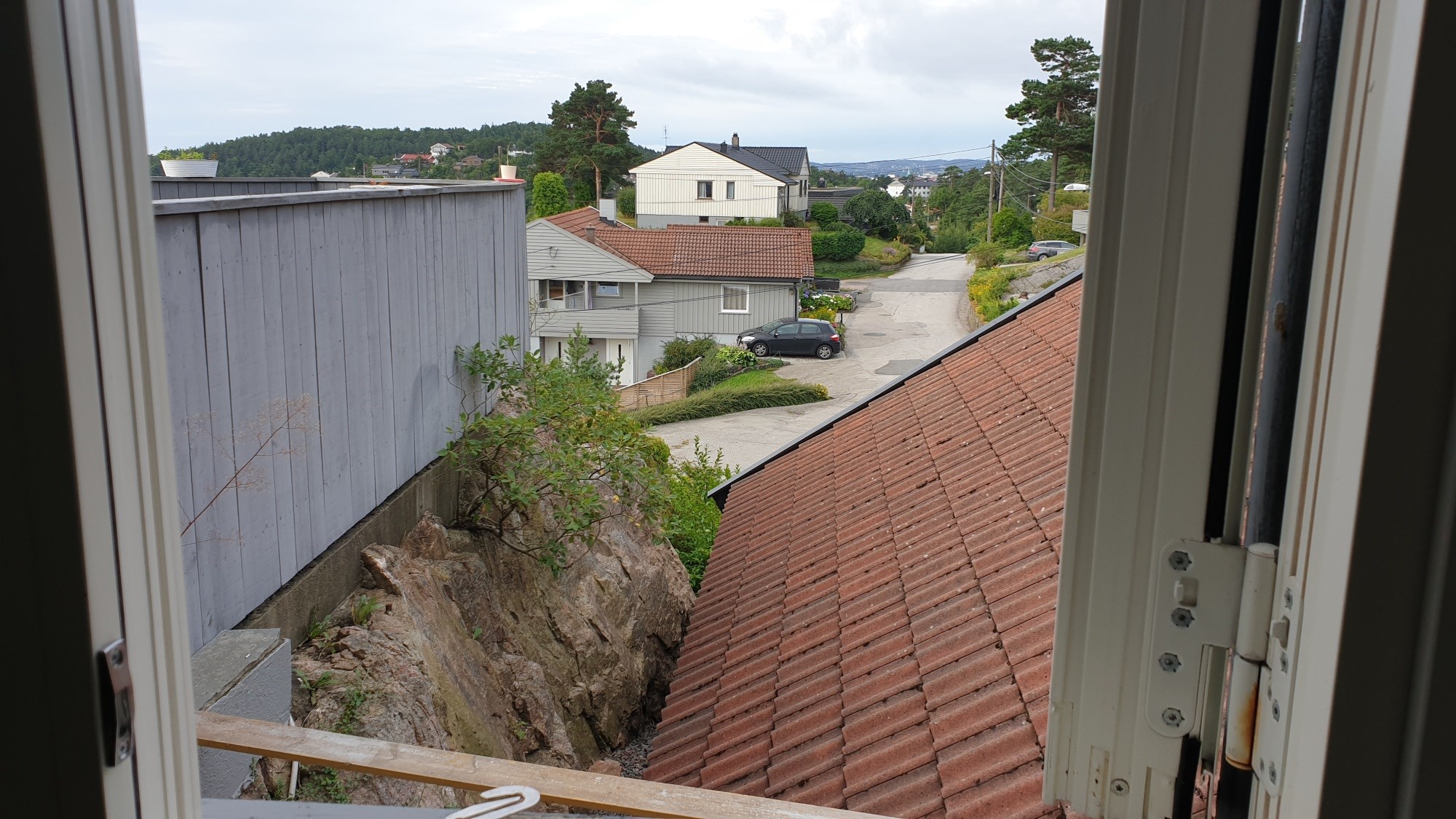 Anlegge terrasse mot garasje med skråtak - 20220819_094633.jpg - sindrepm
