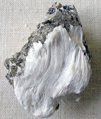 Asbest? Lim i gulvbelegg, innvendige plater - 330px-Asbestos_with_muscovite.jpg - EdleB