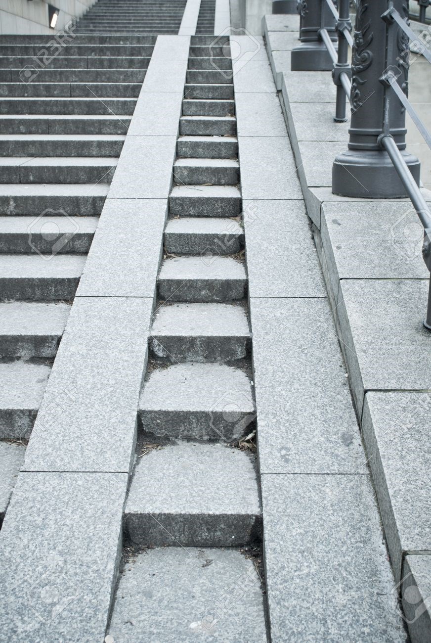 Hjelp til planlegging av skråning - 55361553-a-set-of-stone-steps-in-germany-with-a-ramp-for-wheelchairs-and-pushchairs.jpg - Monnami