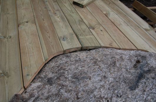 Skråskjære terrassebord inntil fjell - 2.jpg - Kimberland