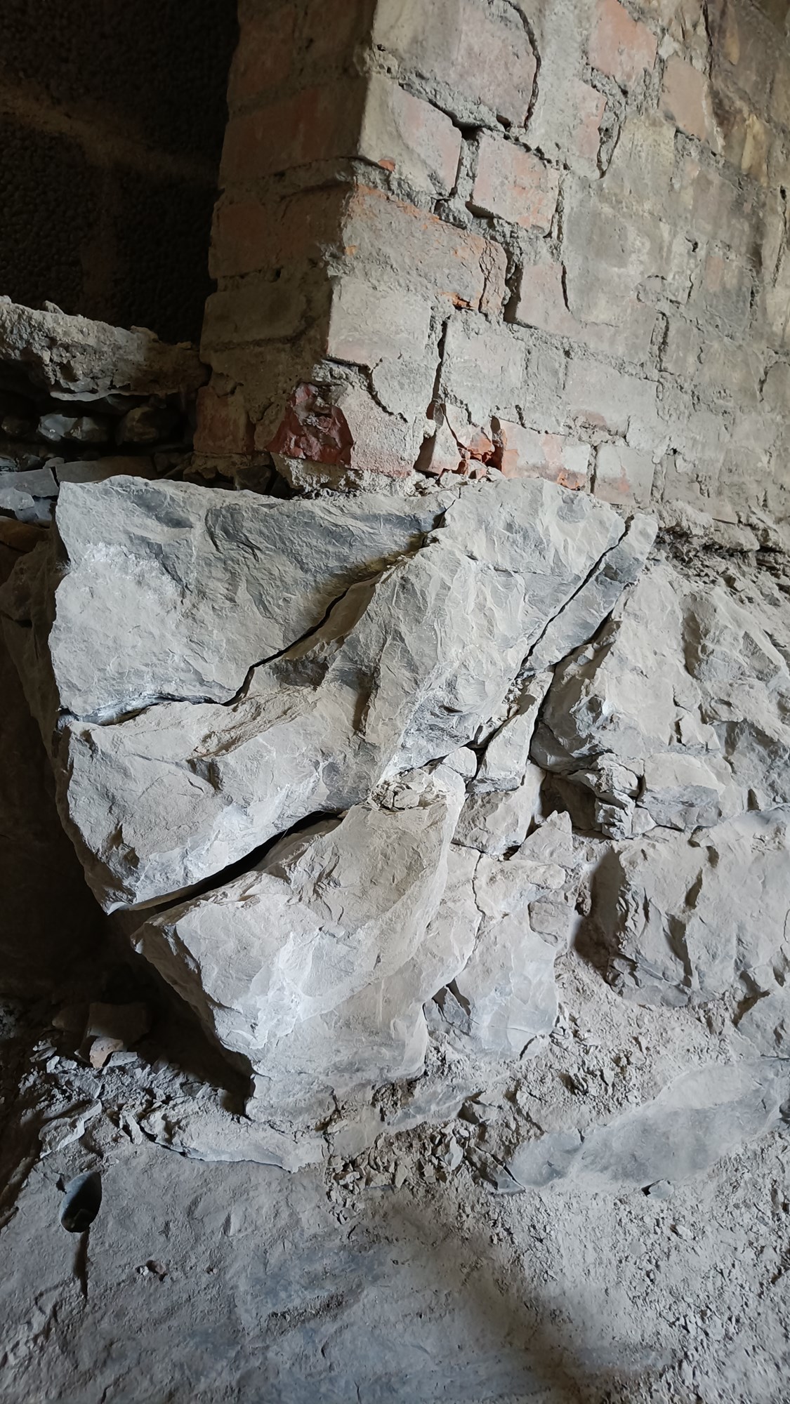 Sprukket stein under mursteinsvegg - IMG20220817080411.jpg - irongrid