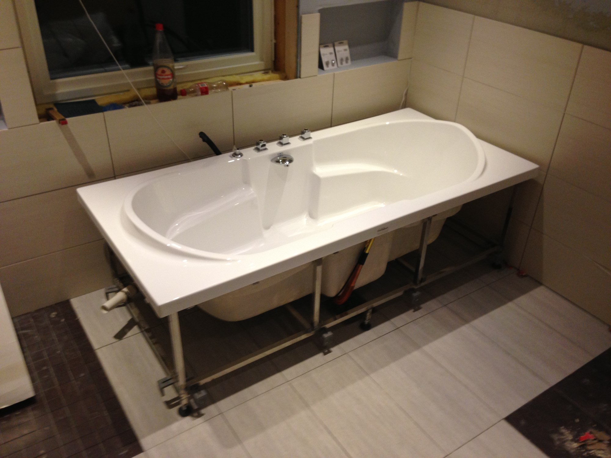 Løfte ut innebygd badekar pga. bitteliten lekkasje? - IMG_0890.JPG - RemiWM