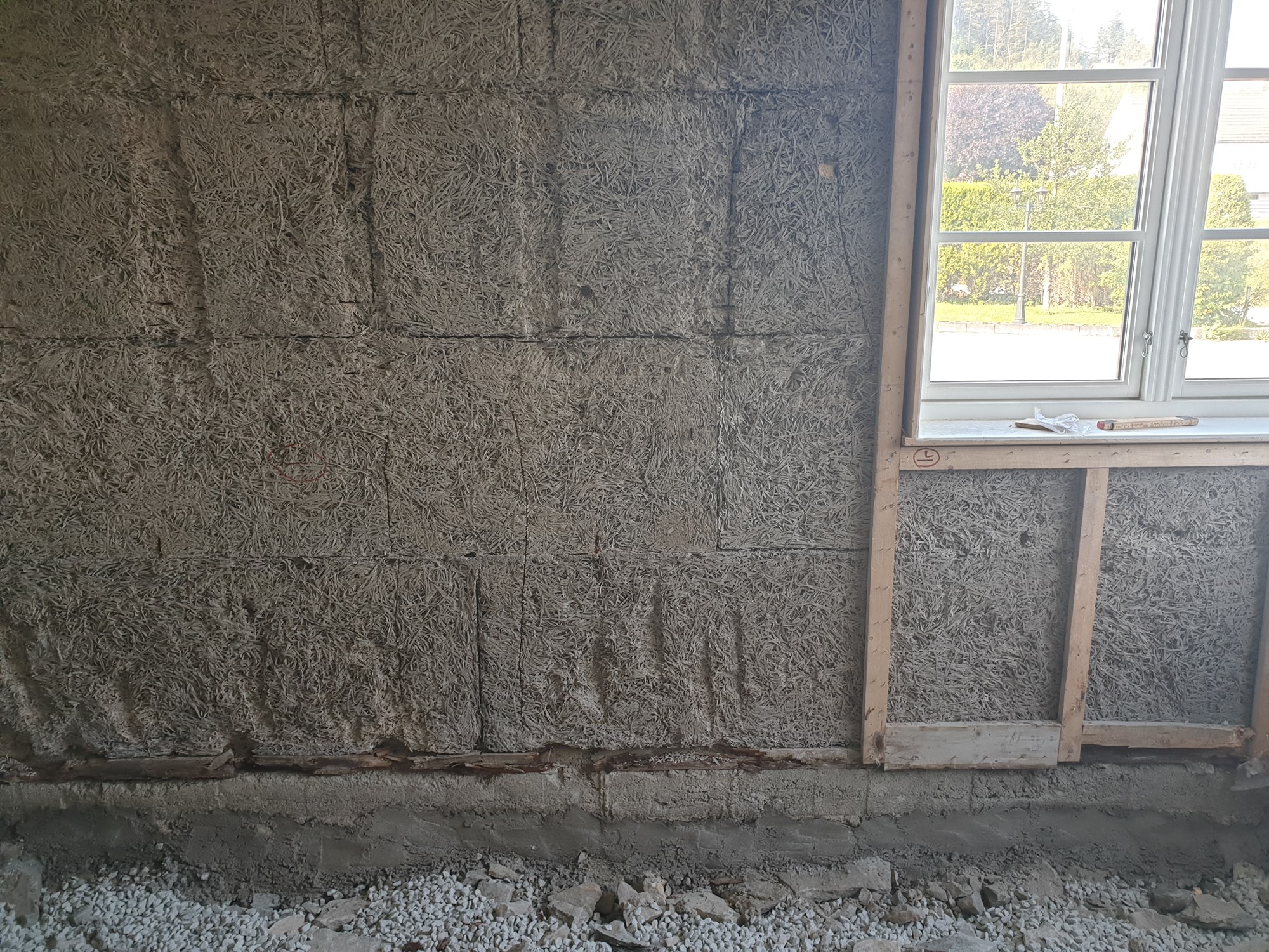 hvilken type inner isolasjon er det som er brukt på denne betongveggen i kjeller? og bør den beholdes? - inner isolasjon vegg i betong kjeller.jpg - multidisiplin