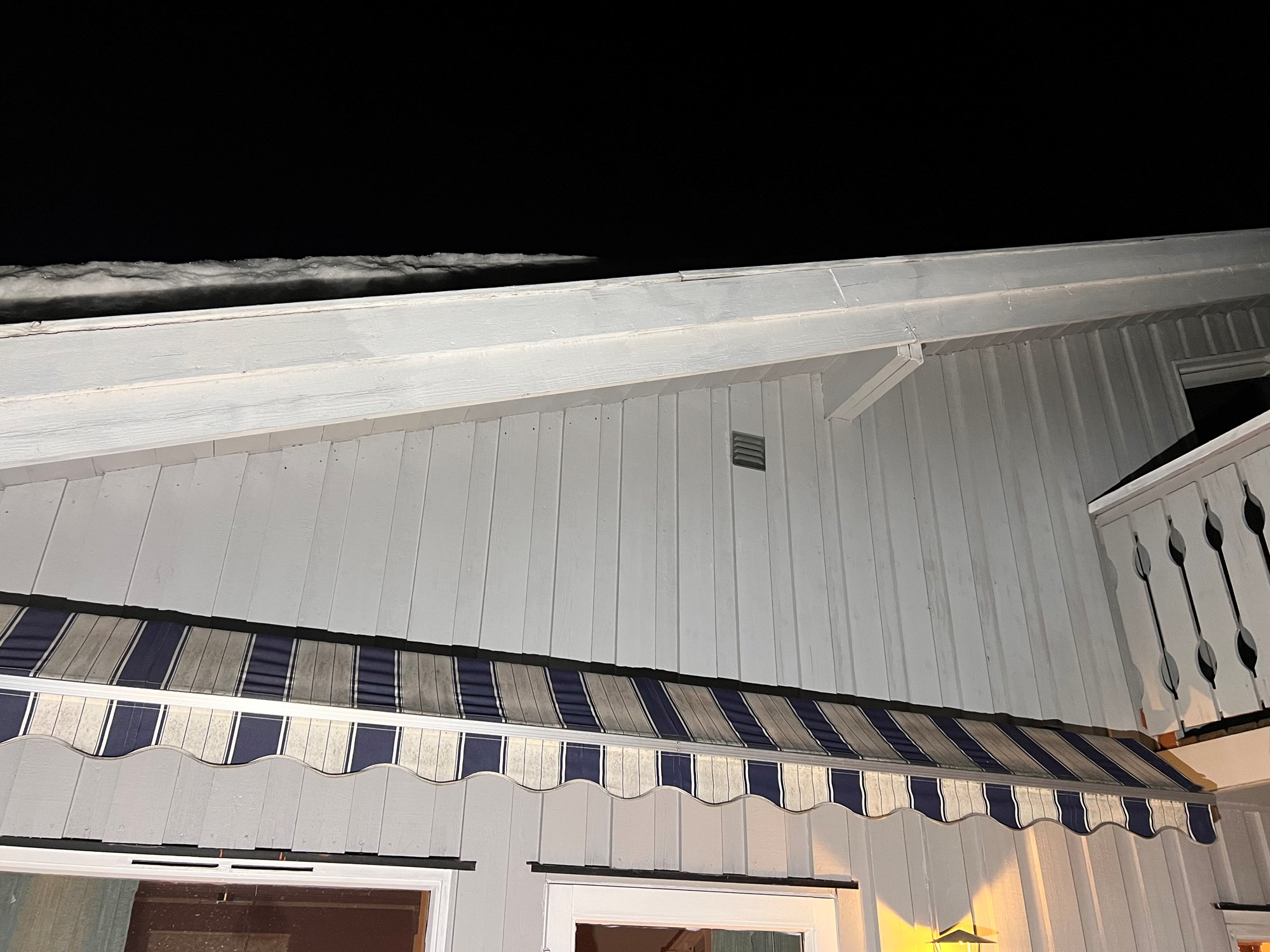 Drypper fra taket, mønet tak med kott langs knevegger - IMG_3788.jpeg - BRUCE