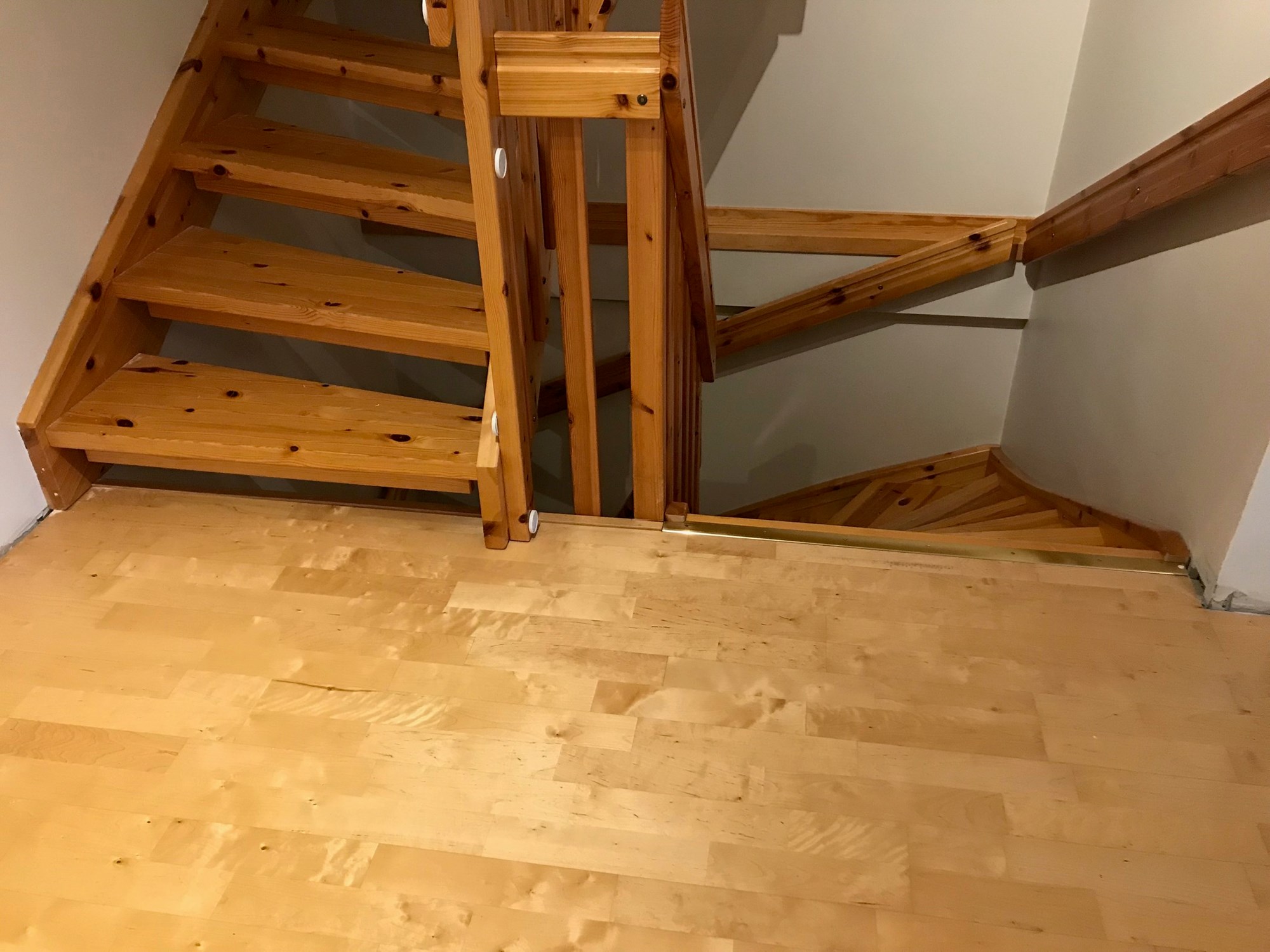 Komme under trappen med klikk gulv - gulv2.jpg - BAA