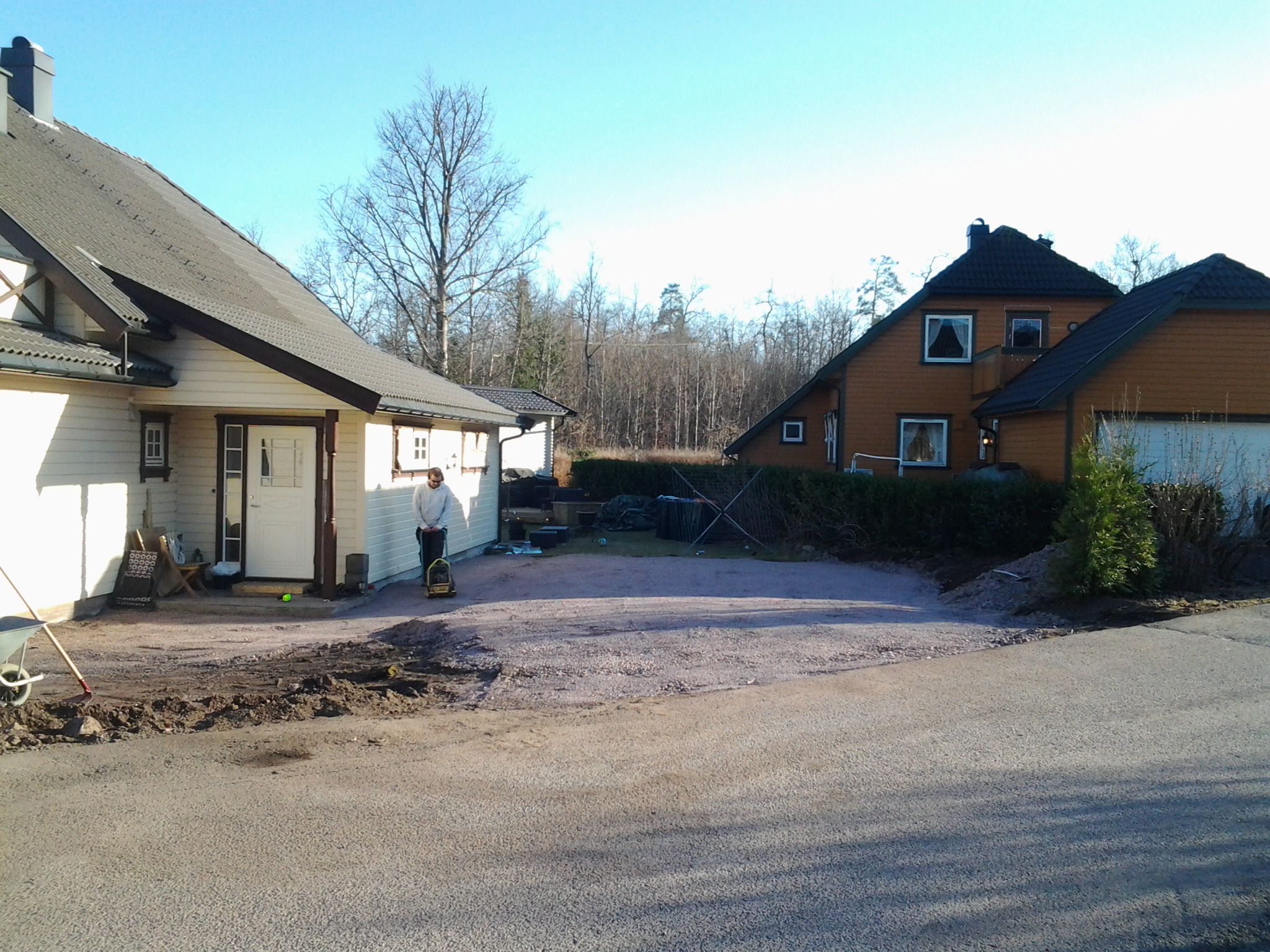 Garasje med kort avstand til hus og nabo - 2012-03-24 16.26.05.jpg - Knoff