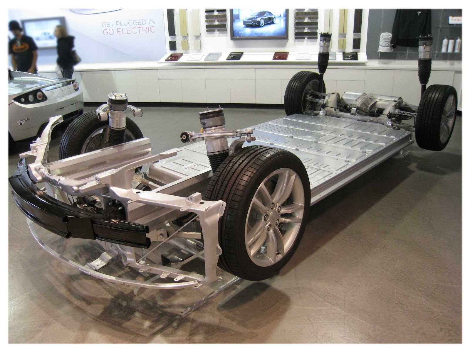 Lite snakk om farligste elektriske forbruker! - Tesla_Model_S_Chassis_Battery.jpg - finnmark4ever