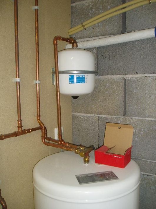 Høyt vanntrykk, reduksjonsventil, varmtvannstank og vannbåren varme - P5210058.jpg - Rolf