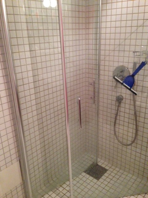 Hengsel til dusjdør - dusj1.jpg - thoer