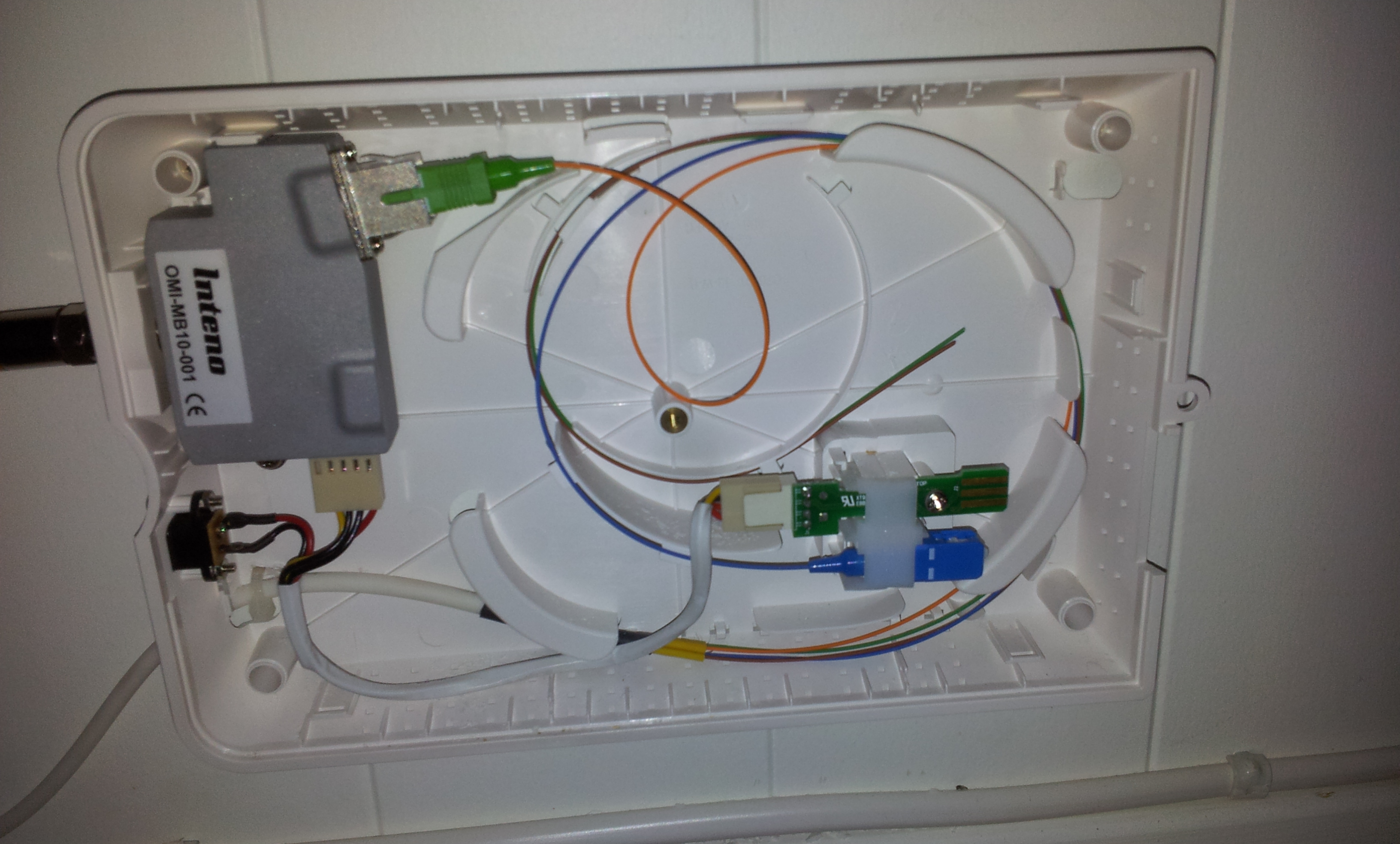 Forlenge kabel til router tilhørende Loqal fiber. - 20120201_232153.jpg - arntos