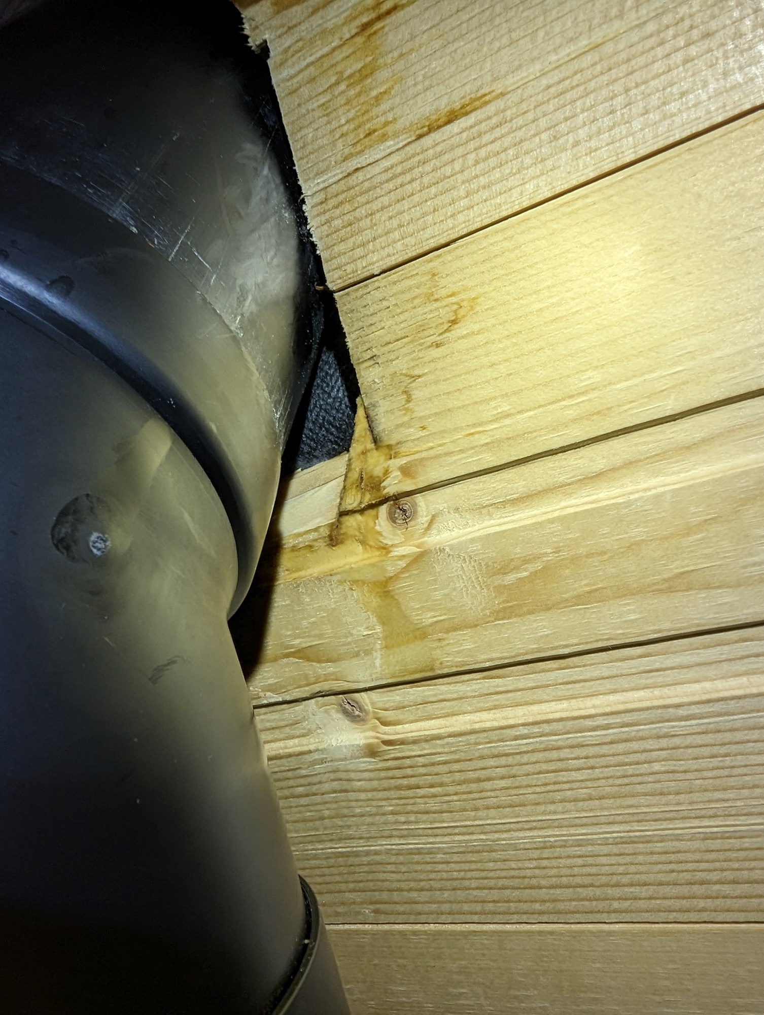 Hvordan løse kondensering og frysing på radon- og kloakkrør som går ut av taket? -  - trsdm