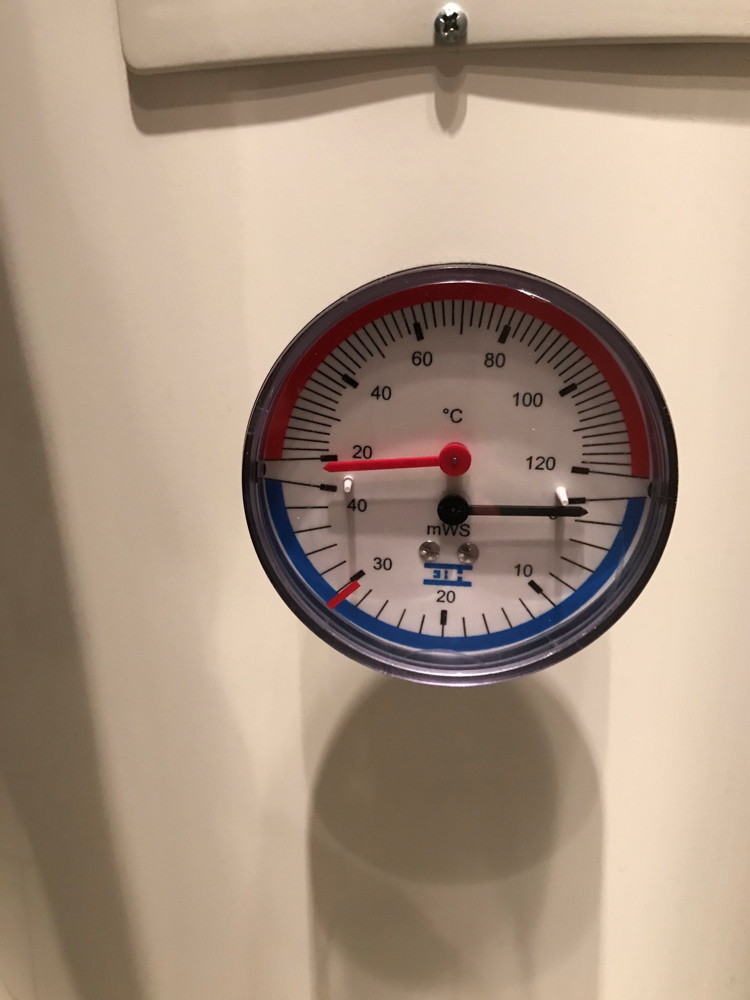 Vannbåren varme - hjelp - Nærbilde termostat pa° varmtvannsbereder.jpg - BredeSkuldre