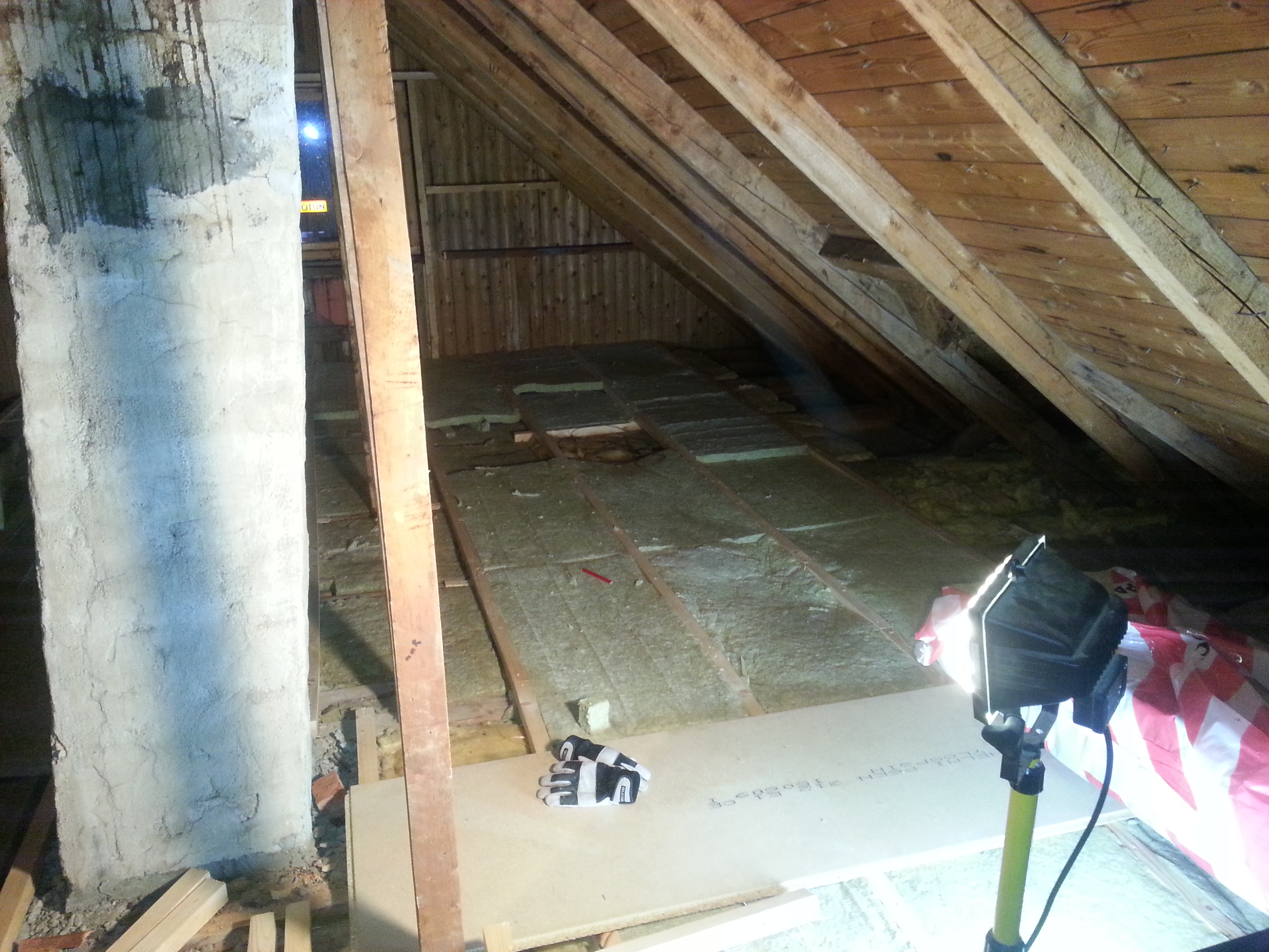 Skjev pipe på loft, ønsker tips til og rette denne da loftet skal bli soverom - 20130112_173228.jpg - heggeneskim