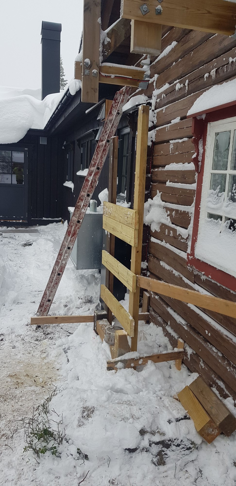Varmepumpe stativ på hytte med mye snø - 20221125_115359.jpg - Qhans
