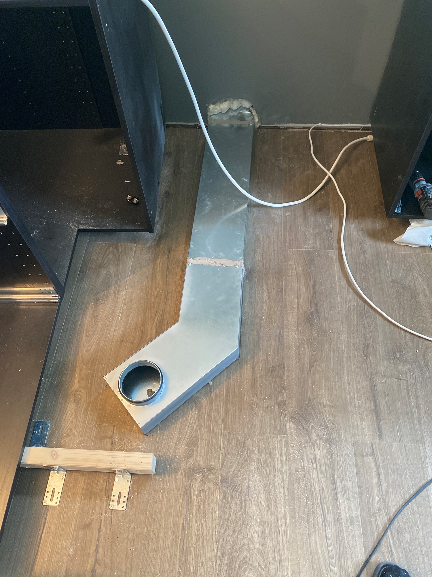 Finne flat avtrekkskanal til koketopp med integrert ventilator - image.jpg - LenaW