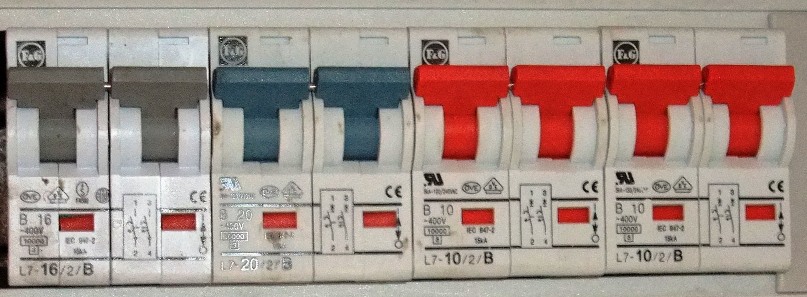 Kjøpes: F&G automatsikringer, 10A og 16A, trege - sikringer.JPG - Pallantir