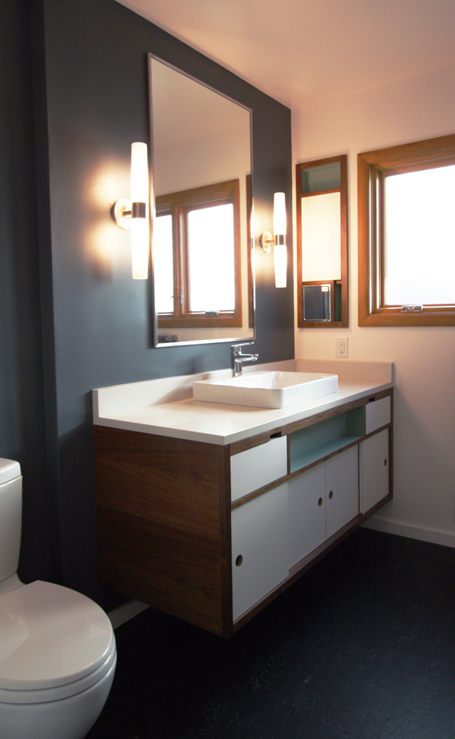 Trenger baderomsmøbler med mørk "tre" front. Hvor får jeg tak i dette? - mid-century-modern-bath-remodel-08.jpg - acedynamite