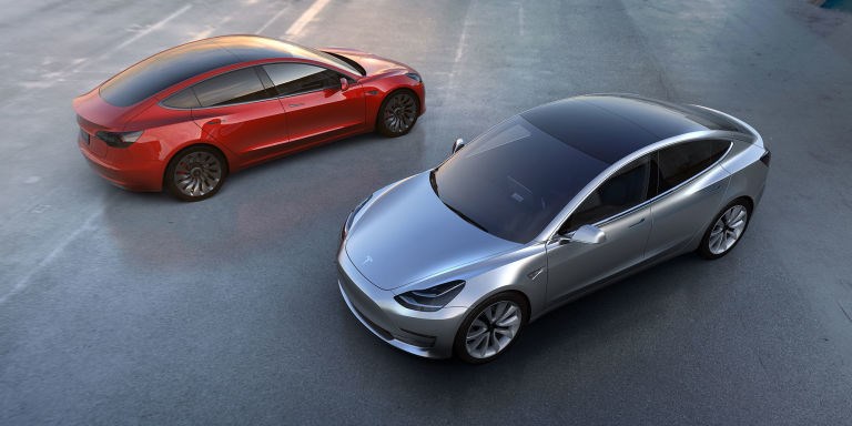 Tesla model 3 - Tesla model 3 rød og sølv.jpg - Bidda