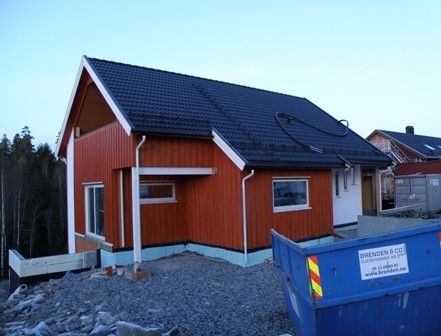 Hus i bakkant av skråtomt - ankomst bil på høyeste punkt - PB080138.jpg - Jafo