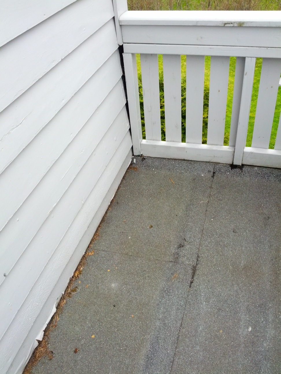 Lekk veranda, over entré til nabo. - 2012-05-08 18.59.24.jpg - andersoyvind