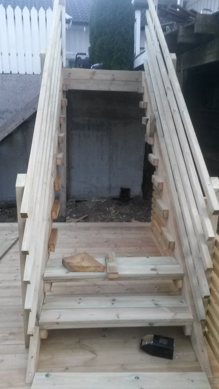 Trapp fra terrasse ned til markterrasse - 20150517_214411.jpg - JimAndreJohansen