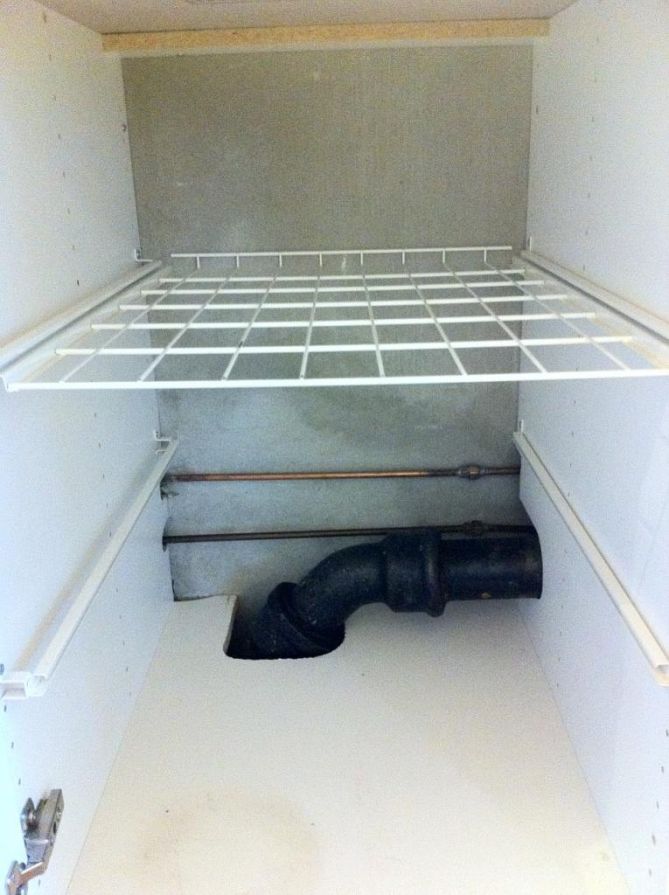 Rørarbeid, her skal det stå et kjøleskap - inne i skapet.jpg - pjonvik