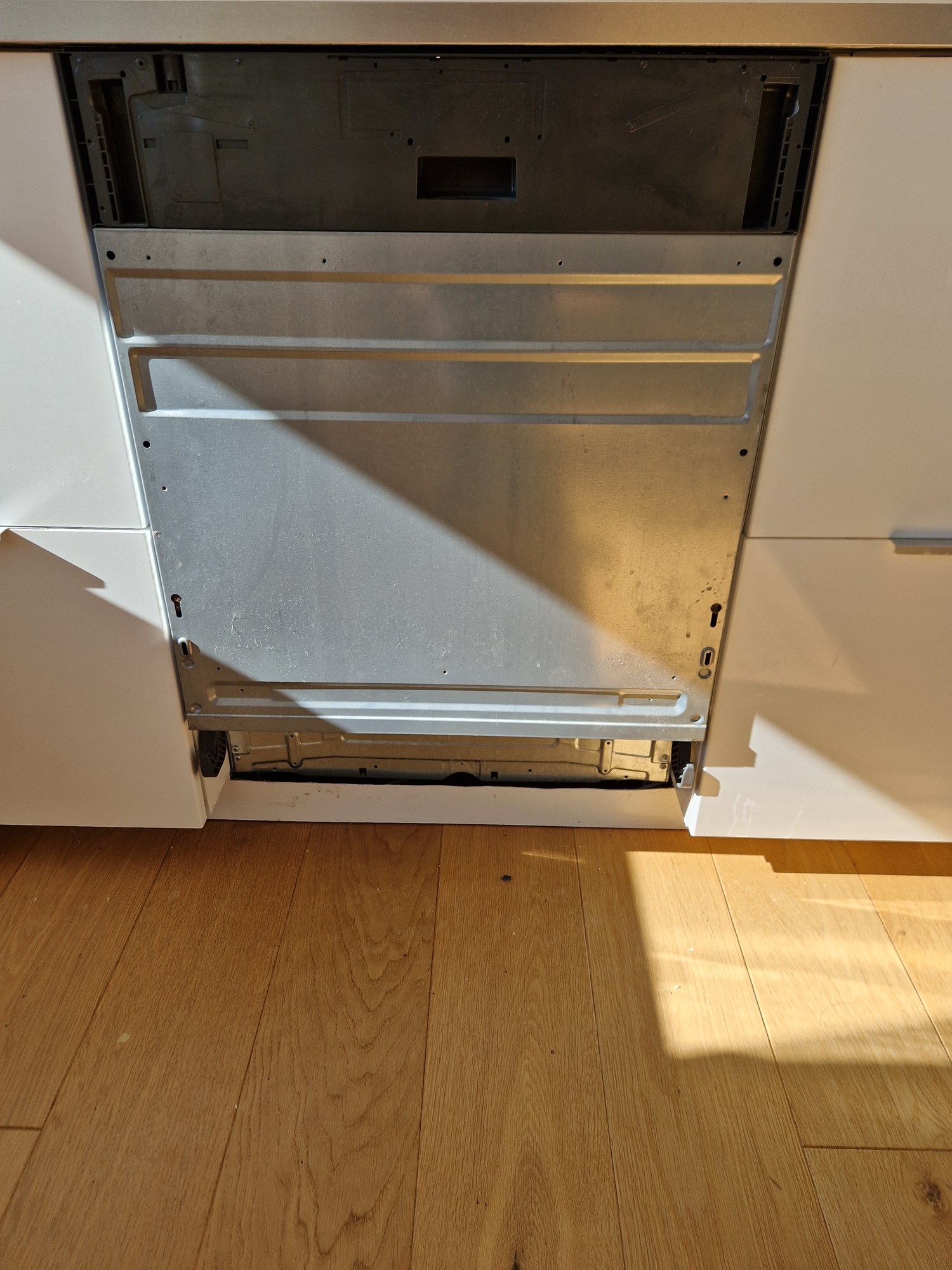 Ikea front faller av når oppvaskmaskin er helt åpen - 20230817_164034.jpg - EspenH93