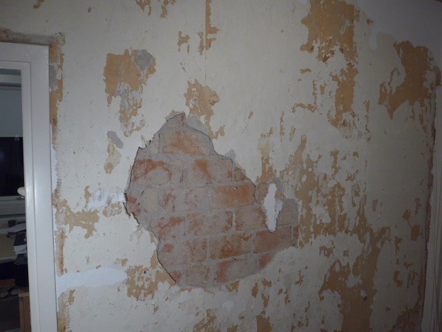 Murpuss som smuldrer opp på vegg - P1000846.JPG - andreasp