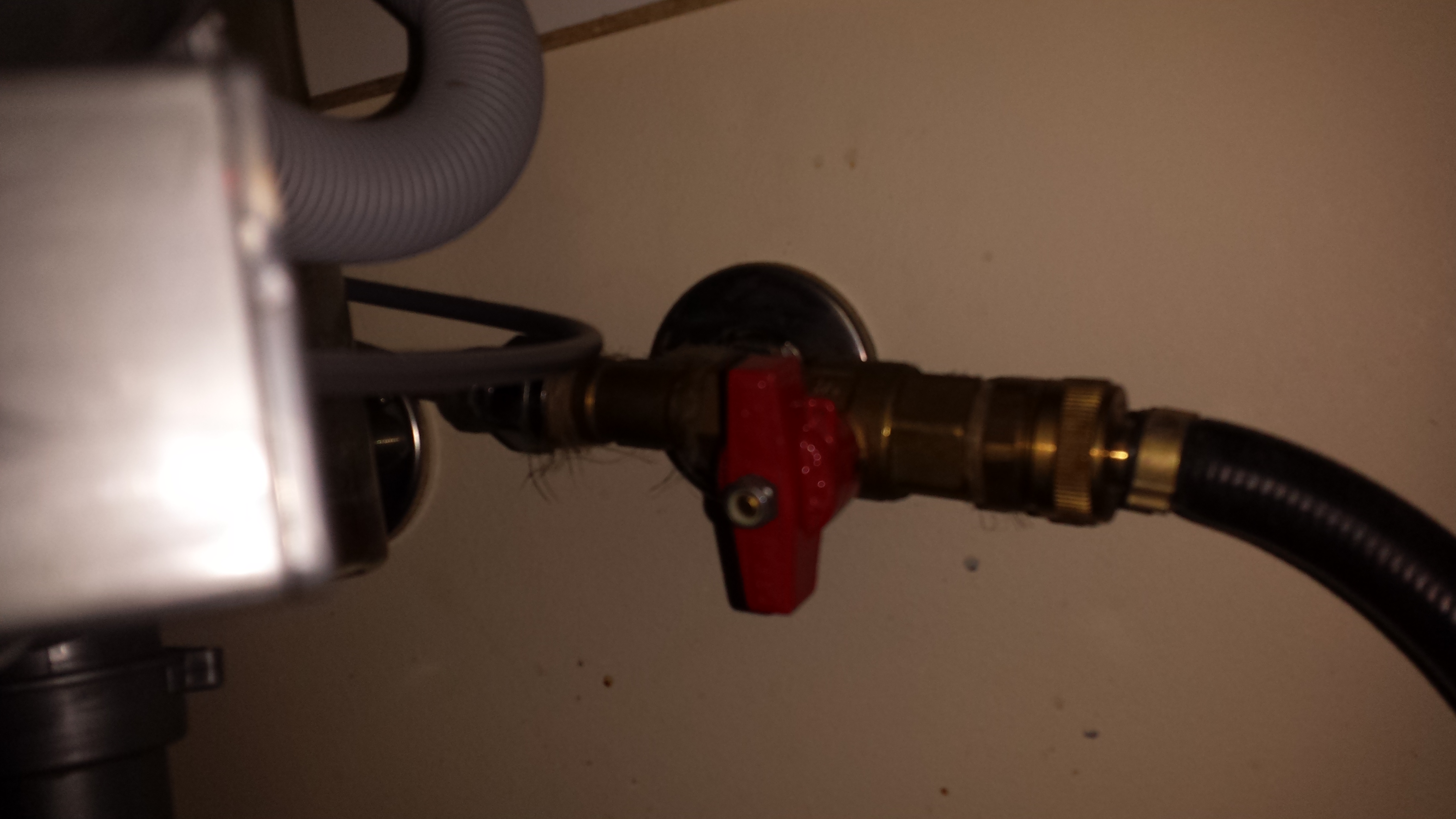 Koble fra brannvannslange i kjøkkenskap - 20141023_174039[1].jpg - geby