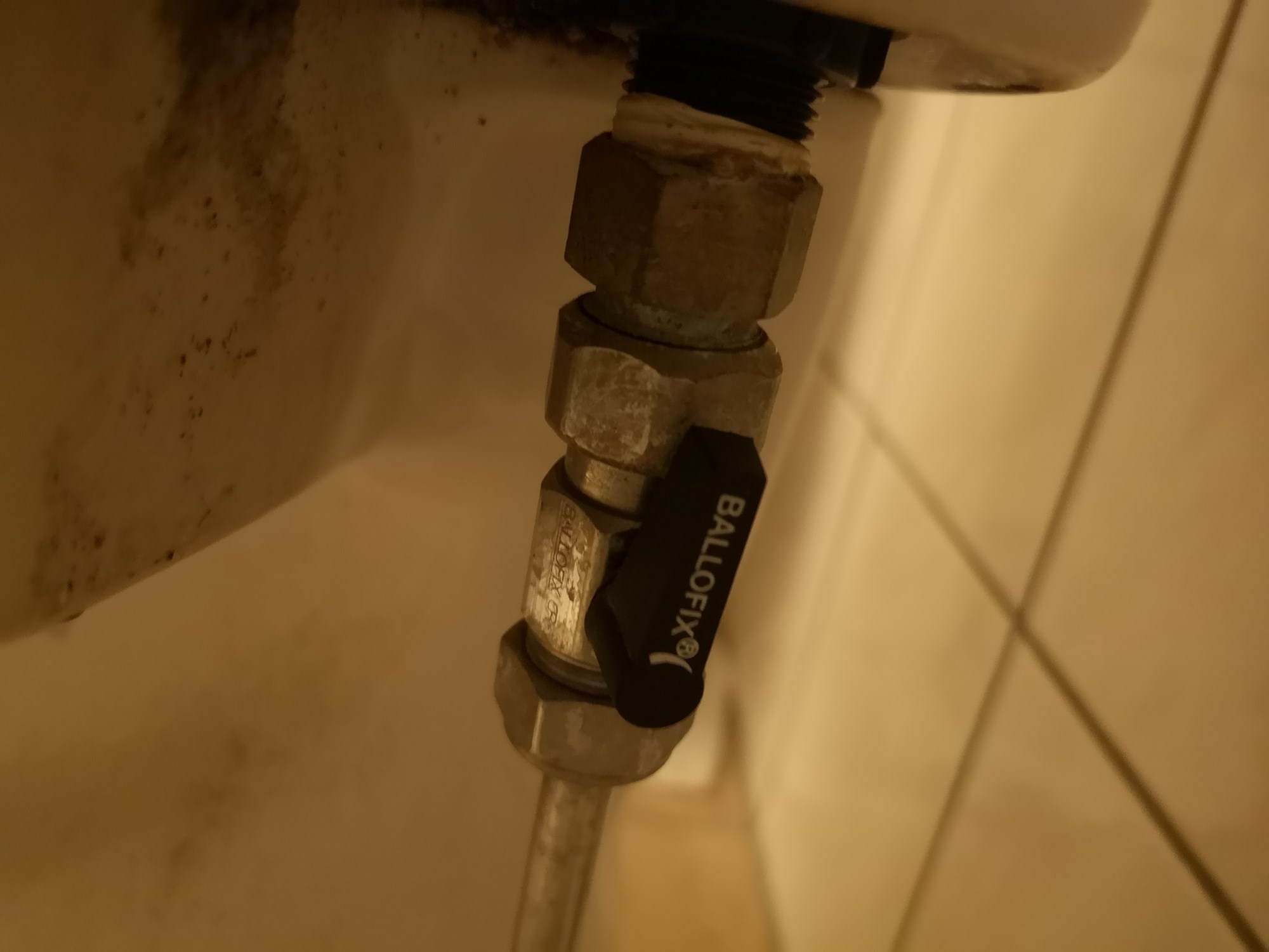 Hvordan løsne gammel vanntilkobling på toalett - IMG_20210514_092519.jpg - titommeltotteravogtil
