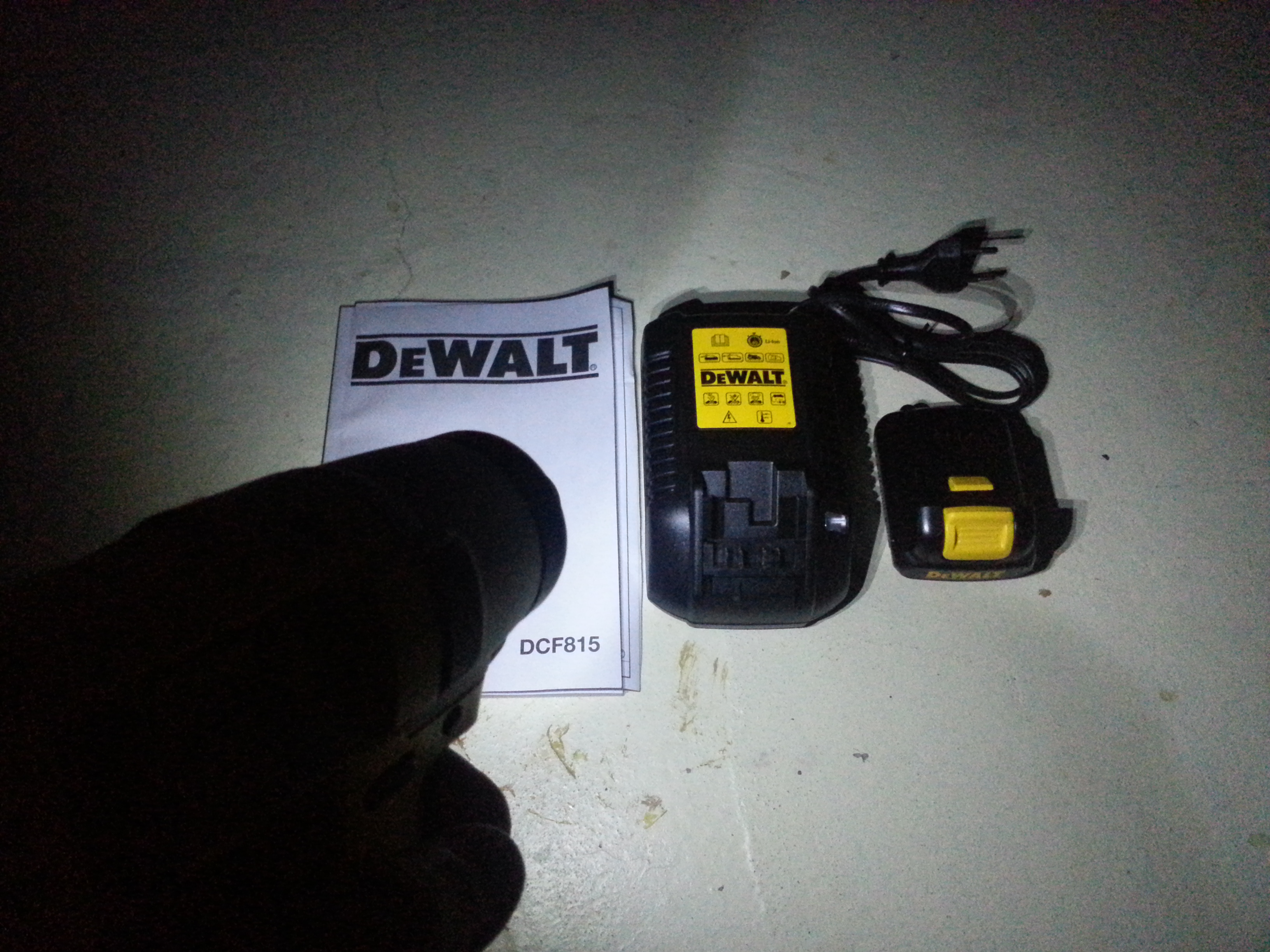 DeWalt DCF815 slagtrekker 10.8V m/ lader og to batterier selges - 20130423_224237.jpg - This is David