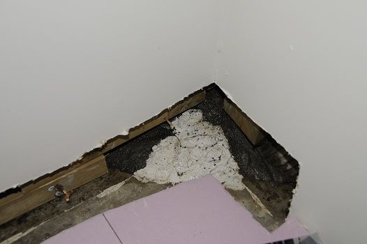 Fuktgåte i et rom delvis under fjell - 01 Fukt inne i hjørne.jpg - ThoE
